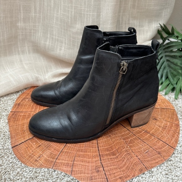 Crevo Black Leather Booties Ankle Boots Zip Up  2" Block Heel Size 8.5 - Picture 1 of 8